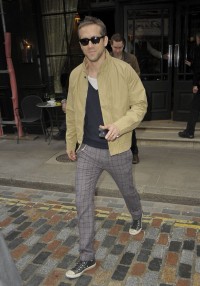 Hollywood Star Ryan Reynolds checking out of his London hotel
