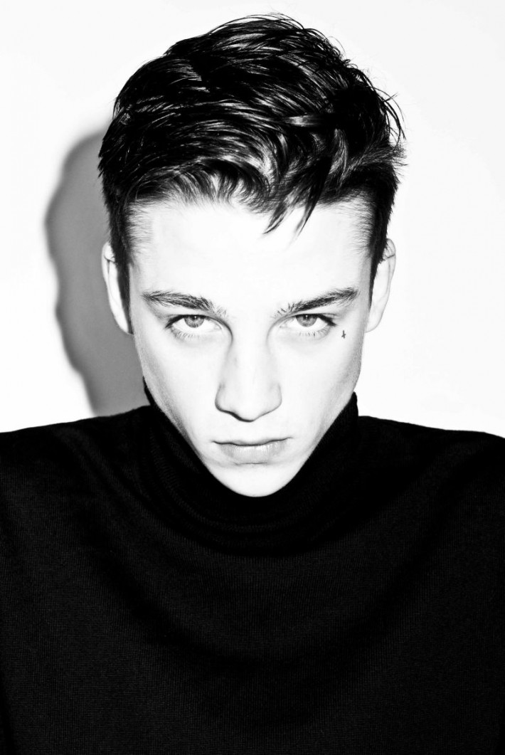 Ash Stymest Sits for a Portrait by Tom Betts – The Fashionisto