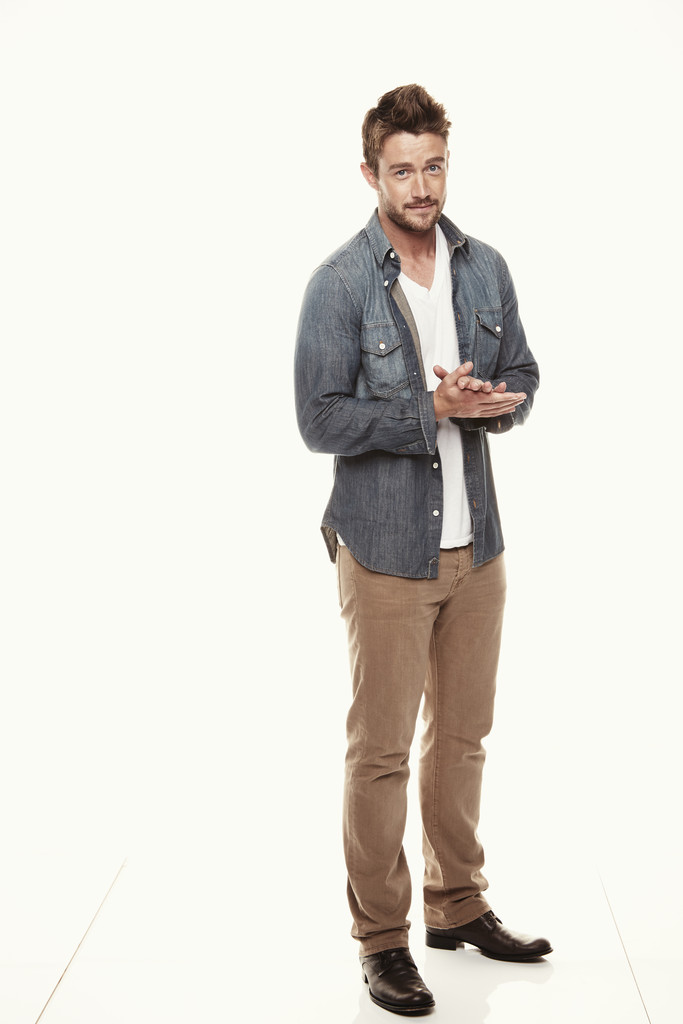 Robert Buckley Wears Relaxed Denim Look from 7 For All Mankind – The ...