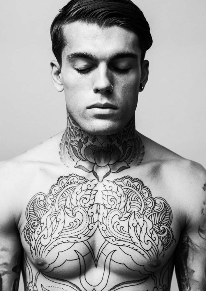 Conveniente huella Destino Stephen James Displays Tattoos in Photos by Darren Black – The Fashionisto