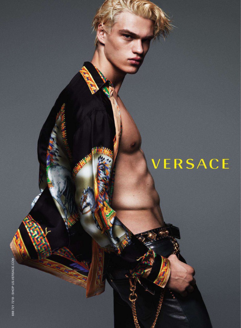 Versace S Model Adonis Seks Glamour En Herenkleding Coba Baca