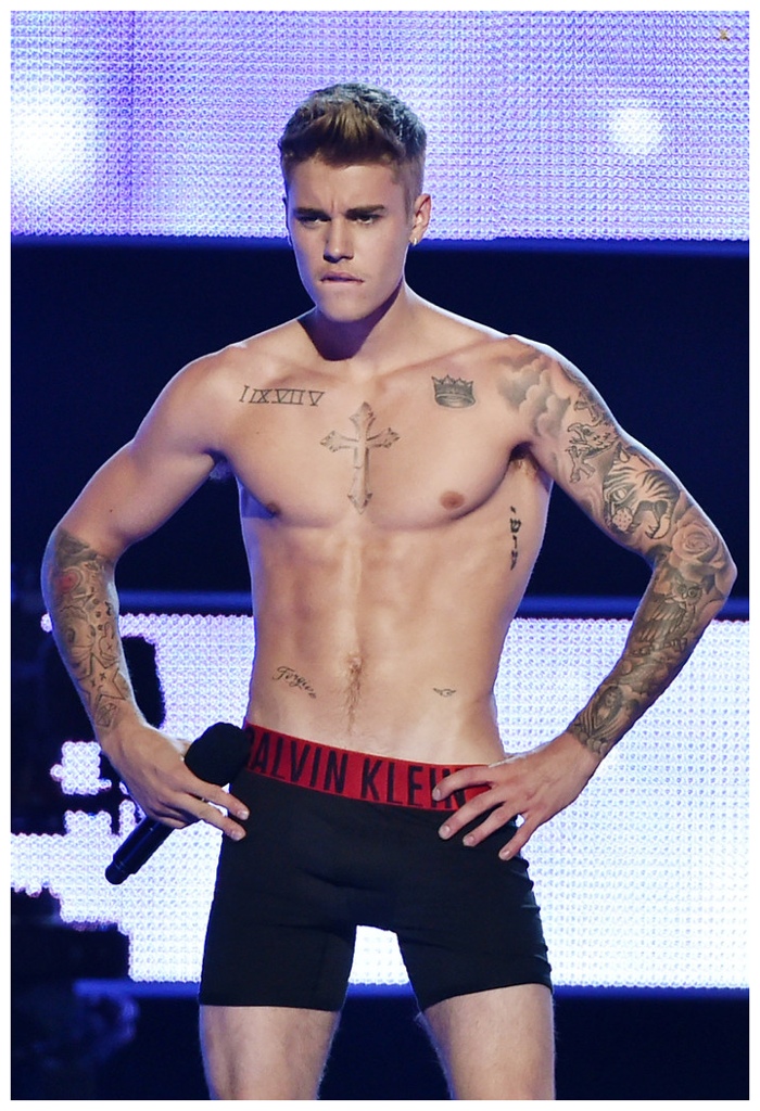 Justin Bieber Strips Down To Calvin Klein Underwear At Fashion Rocks 2014 The Fashionisto