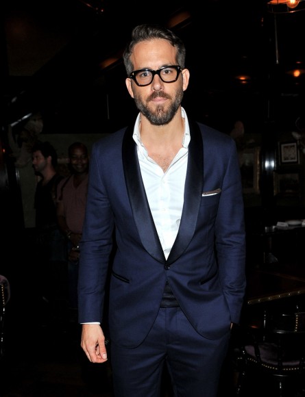 Ryan Reynolds Is Geek Chic In Black Framed Eyeglasses The Fashionisto 