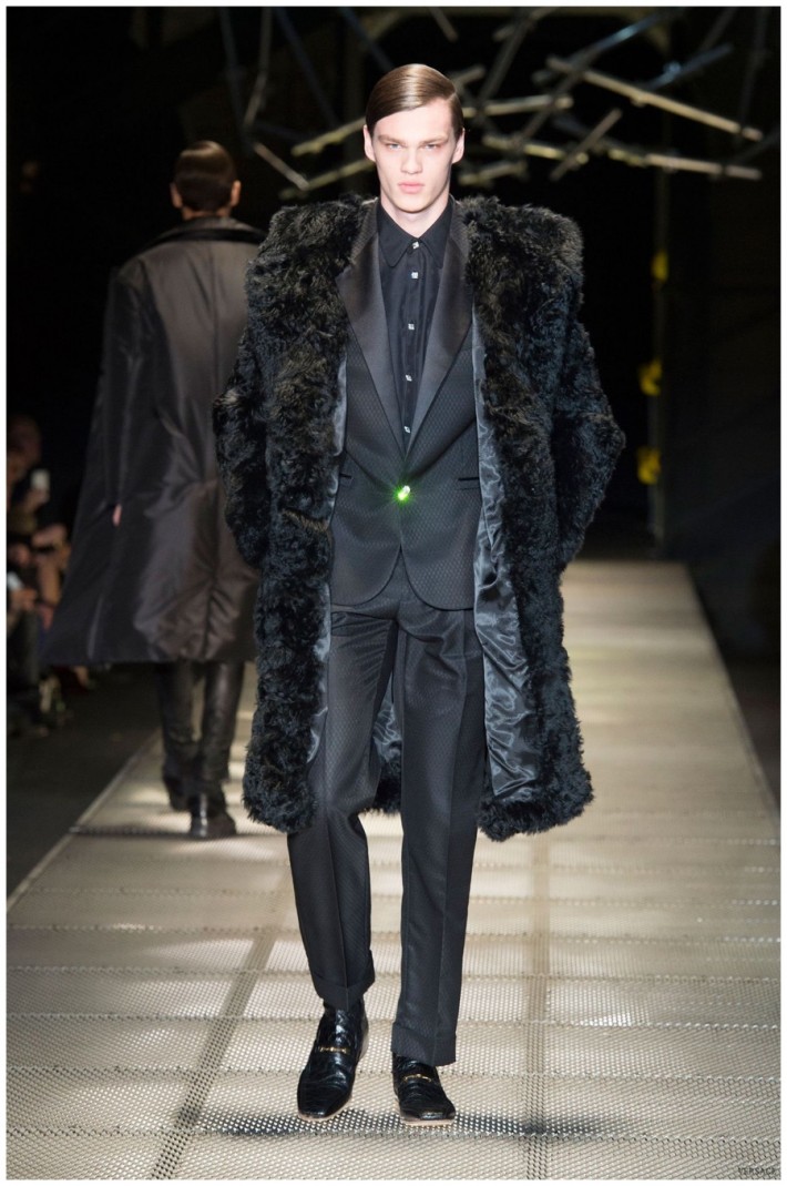 Versace Stripped: Versace Fall/Winter 2015 Menswear Collection Focuses ...