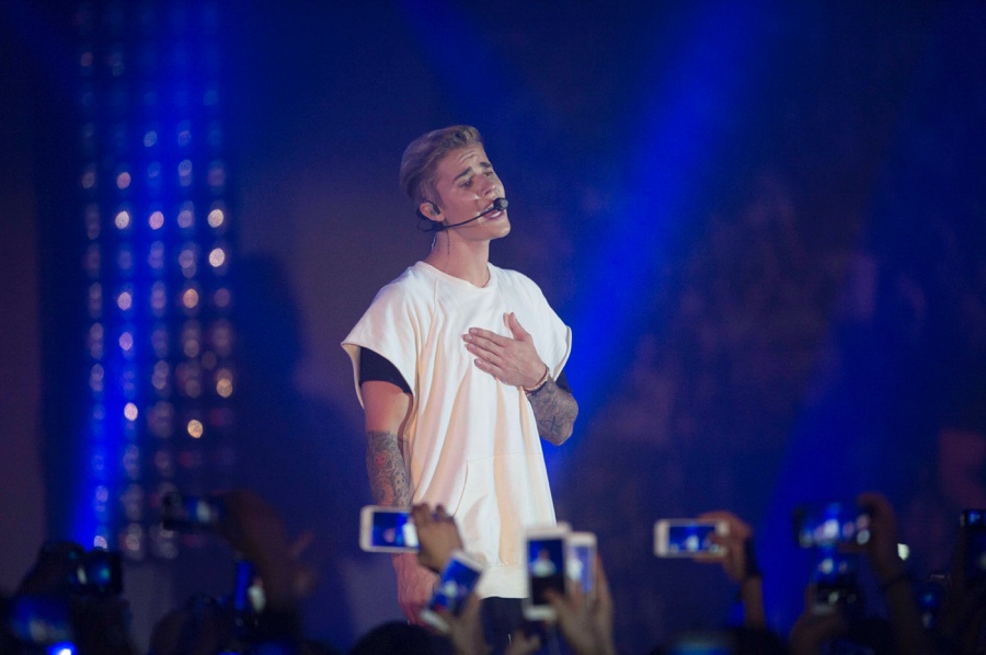 Justin Bieber Gives Surprise Performance at Calvin Klein Jeans Hong ...