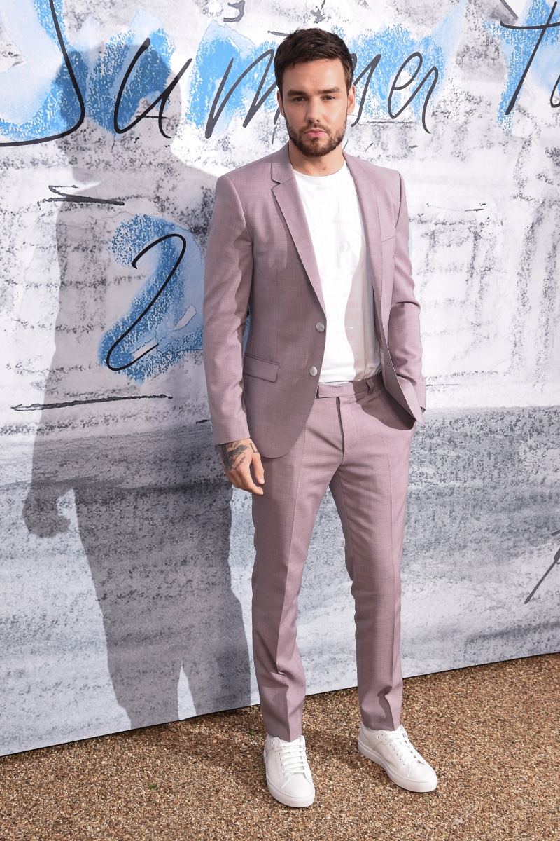 https://www.thefashionisto.com/wp-content/uploads/2016/03/Liam-Payne-Suit-with-White-Sneakers.jpg