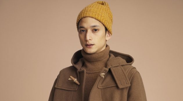 Embracing brown hues, Hideki Asahina wears a duffle coat and turtleneck sweater from UNIQLO.