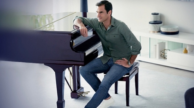 Connecting with UNIQLO, Roger Federer sports the brand's EZY jeans.