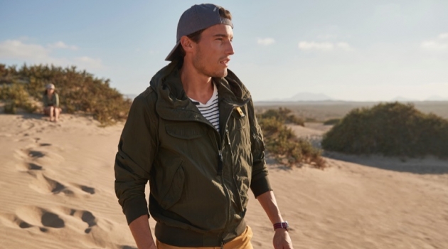 Yannick Hansen hits the beach in a Parajumpers bomber jacket.