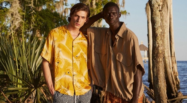 Sporting yellow, Edoardo Sebastianelli wears a Nipoaloha shirt with Frescobol Carioca shorts. Meanwhile, Fernando Cabral dons a Marrakshi Life shirt with Bottega Veneta shorts.