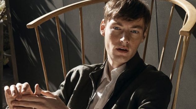 Roberto Sipos dons a linen jacket, shirt, and trousers from Massimo Dutti.