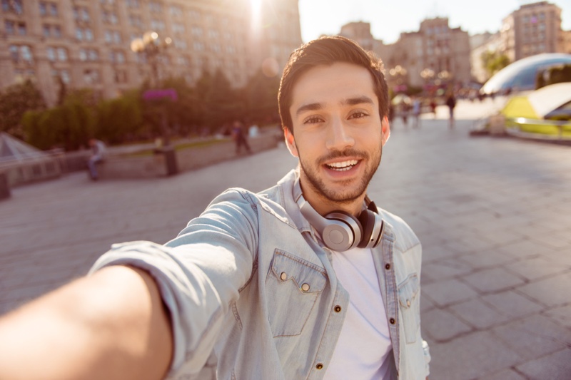 4 Ways to Take Good Selfies (for Guys) - wikiHow