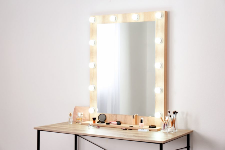 Best Gift for Your Girlfriend: Make-Up Mirror and a Guide to Choose the ...