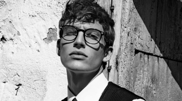 Donning smart glasses, Amerigo Valenti fronts Dolce & Gabbana's fall-winter 2020 eyewear campaign.