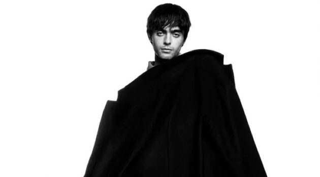 Draped in an oversized coat, Lennon Gallagher connects with Zara Man for a new photoshoot.