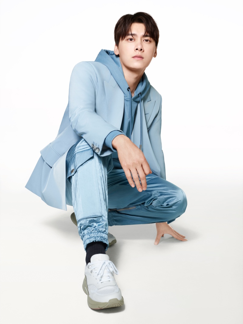 Captured in a monochromatic ice blue look, Li Yifeng appears in BOSS's spring-summer 2021 men's campaign.