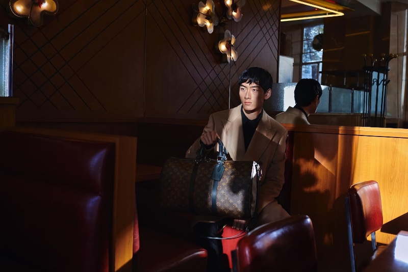 Louis Vuitton on X: Stand-out details. @VirgilAbloh enhances this season's  Keepall bag with the new two-tone Damier pattern and adds a metallic  saffron LV logo, echoing the iconic color of the #LouisVuitton