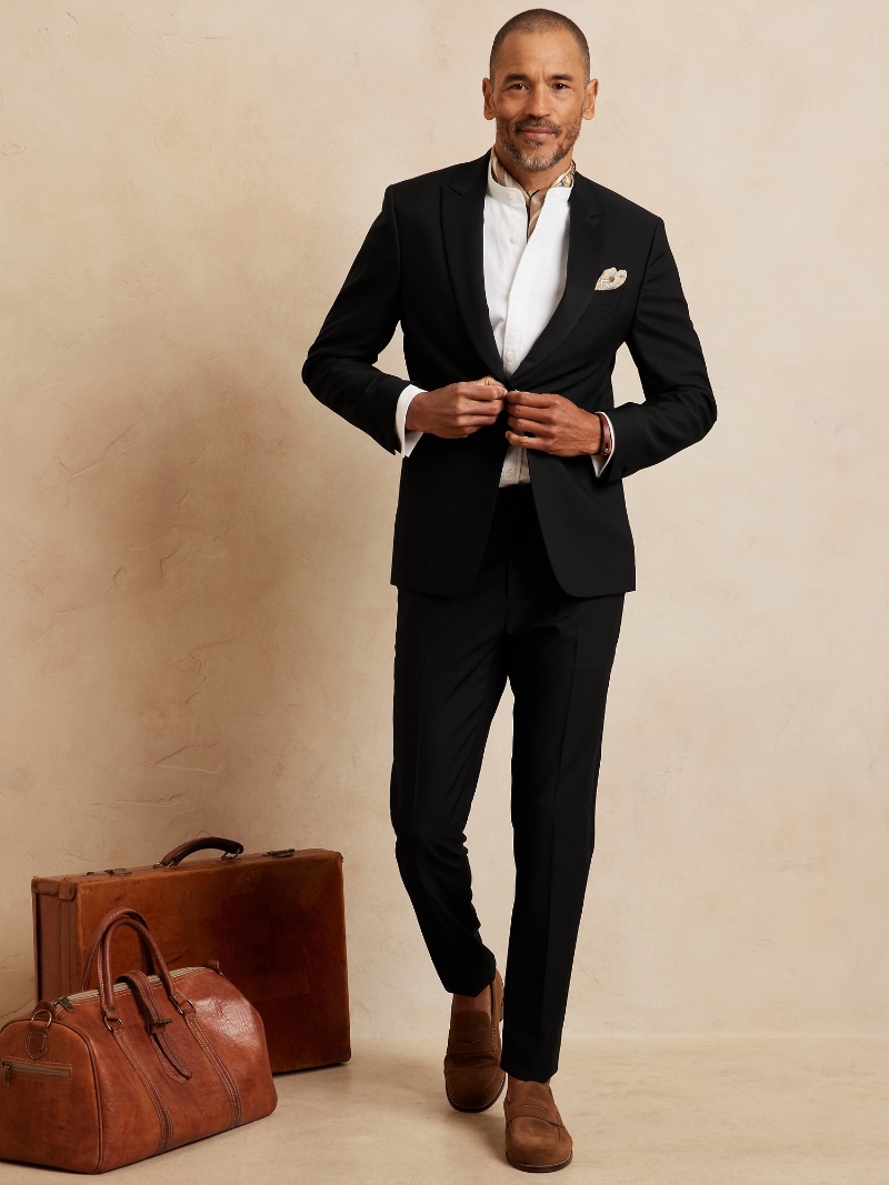 Introducir 37+ imagen black suit and brown shoes