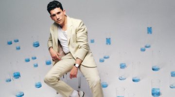 Spanish actor Jaime Lorente wears a light beige suit from his ABOUT YOU collection.