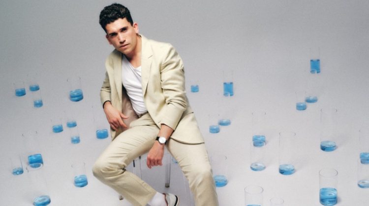 Spanish actor Jaime Lorente wears a light beige suit from his ABOUT YOU collection.