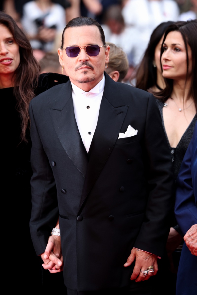 Johnny Depp ký hợp đồng kỷ lục với nước hoa Dior Sauvage