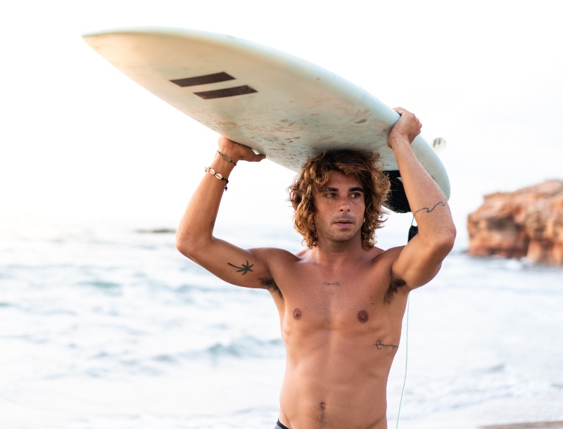 How to Dress like a Surfer? 12 Tips to Get Started