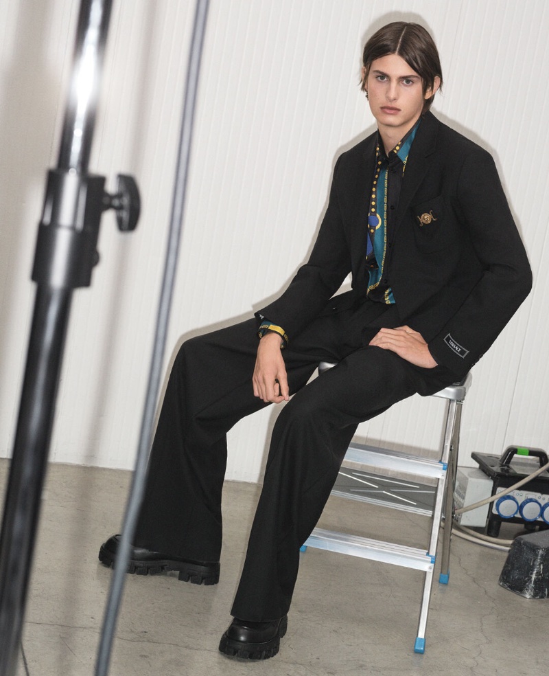 Versace Pre-Fall 2023, A Fusion Of Glamour And Confidence - Essential Homme