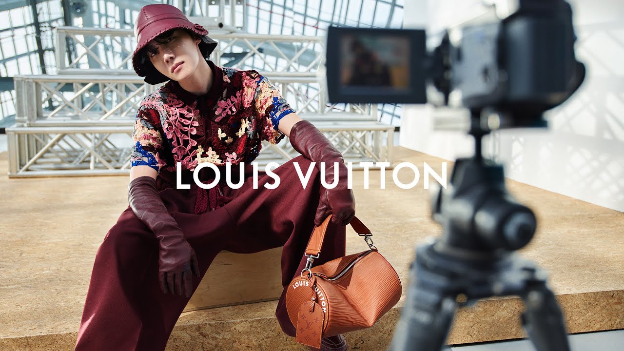 Louis Vuitton on X: Juxtaposing influences. A Monogram Boîte Chapeau  Souple bridges eras in the #LVSS20 Campaign. @TWNGhesquiere's latest  collection will soon be available in #LouisVuitton stores and online.   / X