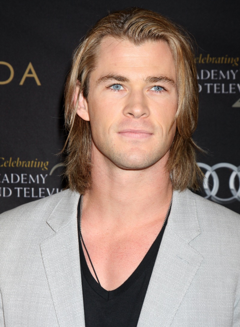 Thor Ragnarok Haircut And Other Iconic Chris Hemsworth Hair Looks | Chris  hemsworth hair, Widows peak hairstyles, Widow's peak