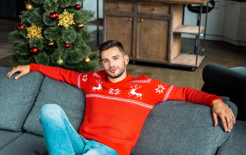 https://www.thefashionisto.com/wp-content/uploads/2023/10/Man-Red-Christmas-Sweater-Reindeer-Snowflakes.jpg