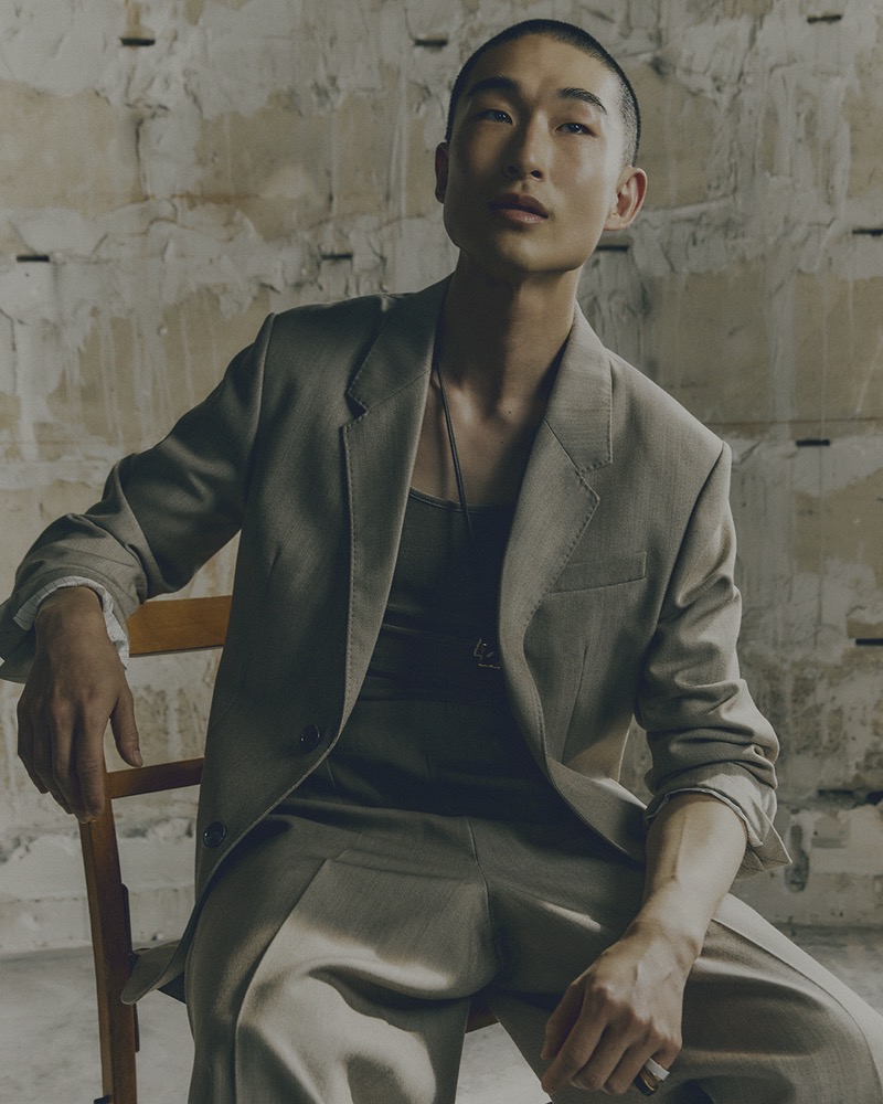 Sang Woo Kim exemplifies modern chic in a grey suit from AMI’s spring-summer 2025 collection.