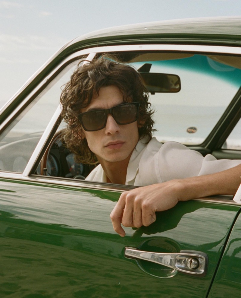 Behind the wheel, Barton Perreira’s Walker sunglasses stun with chic rectangular lenses. 