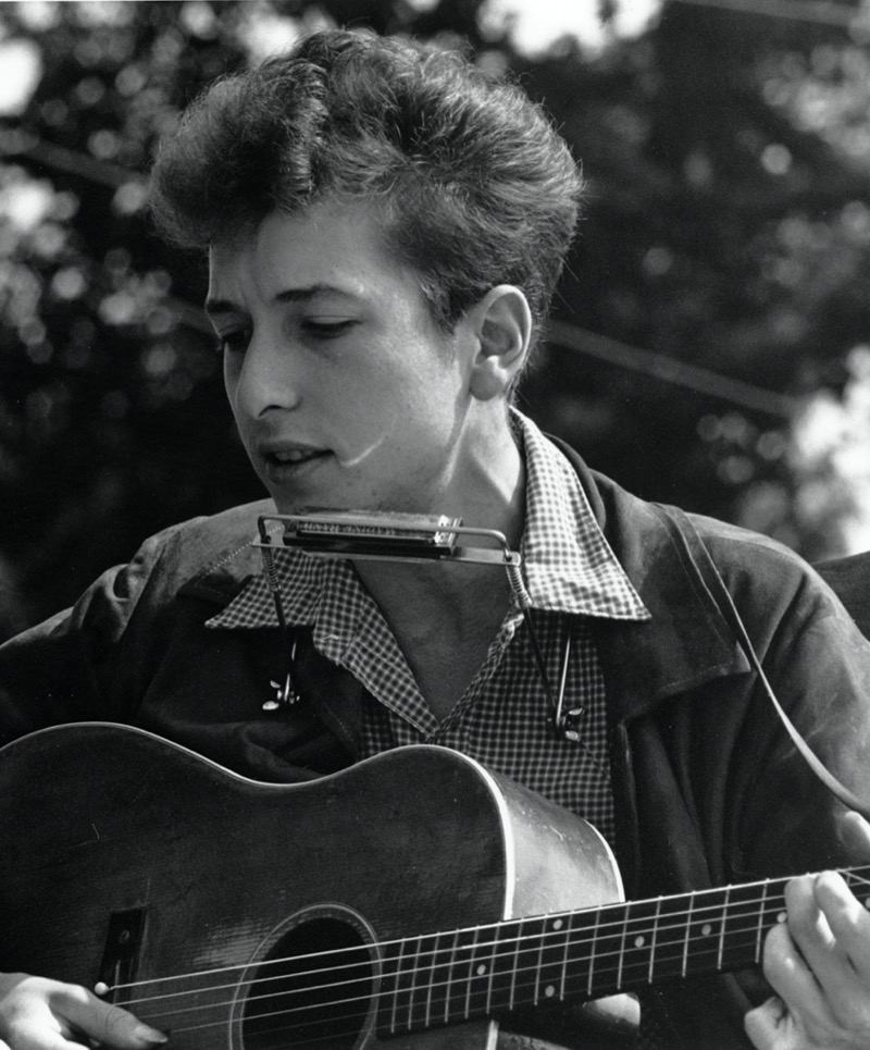 Sporting one of his signature suede jackets, Bob Dylan performs at the Civil Rights March in Washington, D.C., on August 28, 1963. 