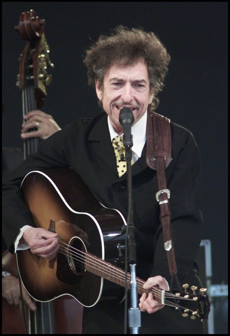 Bob Dylan sports a polka dot tie for a Denmark performance in 2001. 