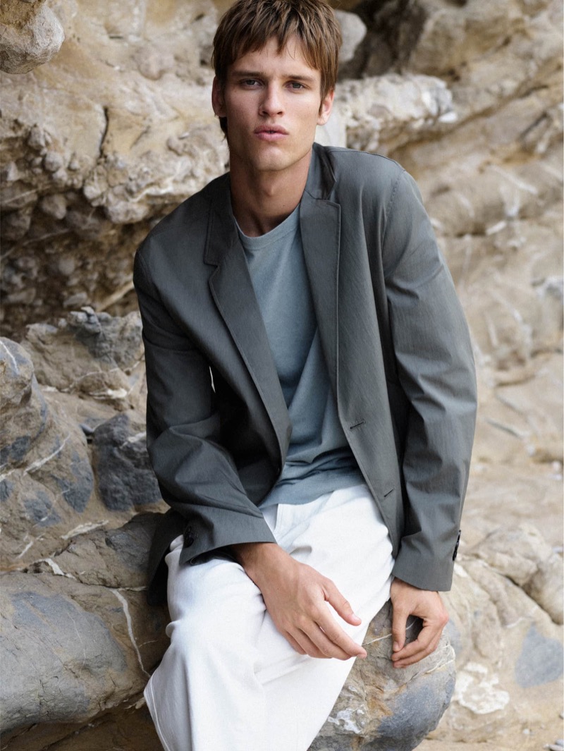 Yeray Allgayer is a smart vision in a Massimo Dutti blazer with white jeans.