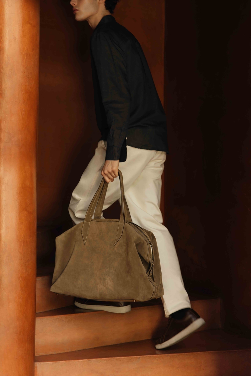 Maximillian Gabriel showcases Métier’s spacious Nomad weekender.