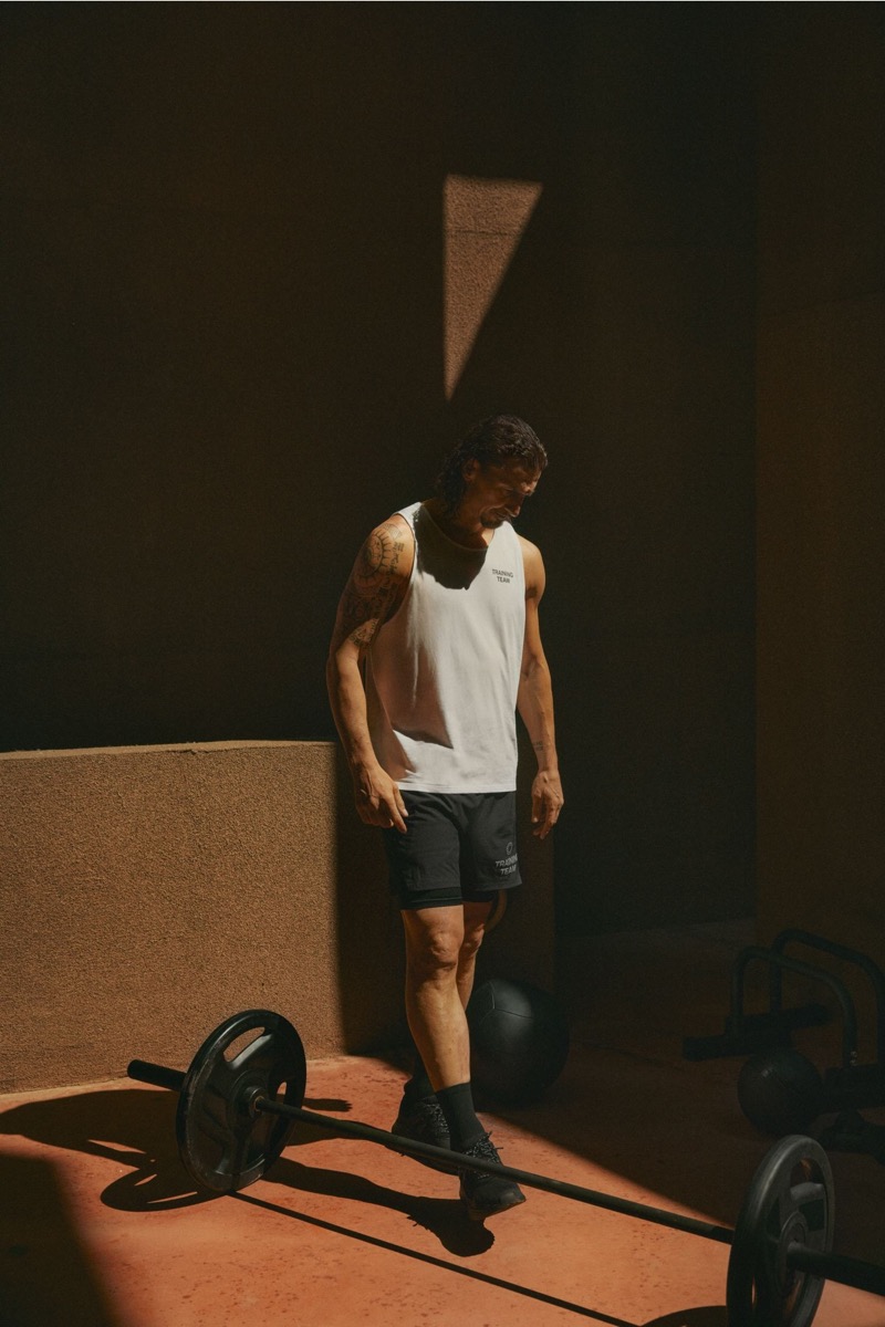 Ready for a workout, Zlatan Ibrahimović sports an H&M Move white tank top and black shorts.
