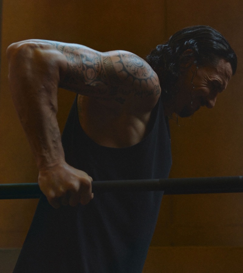 Zlatan Ibrahimović pushes his limits in a black tank top from H&M Move’s dynamic lineup.