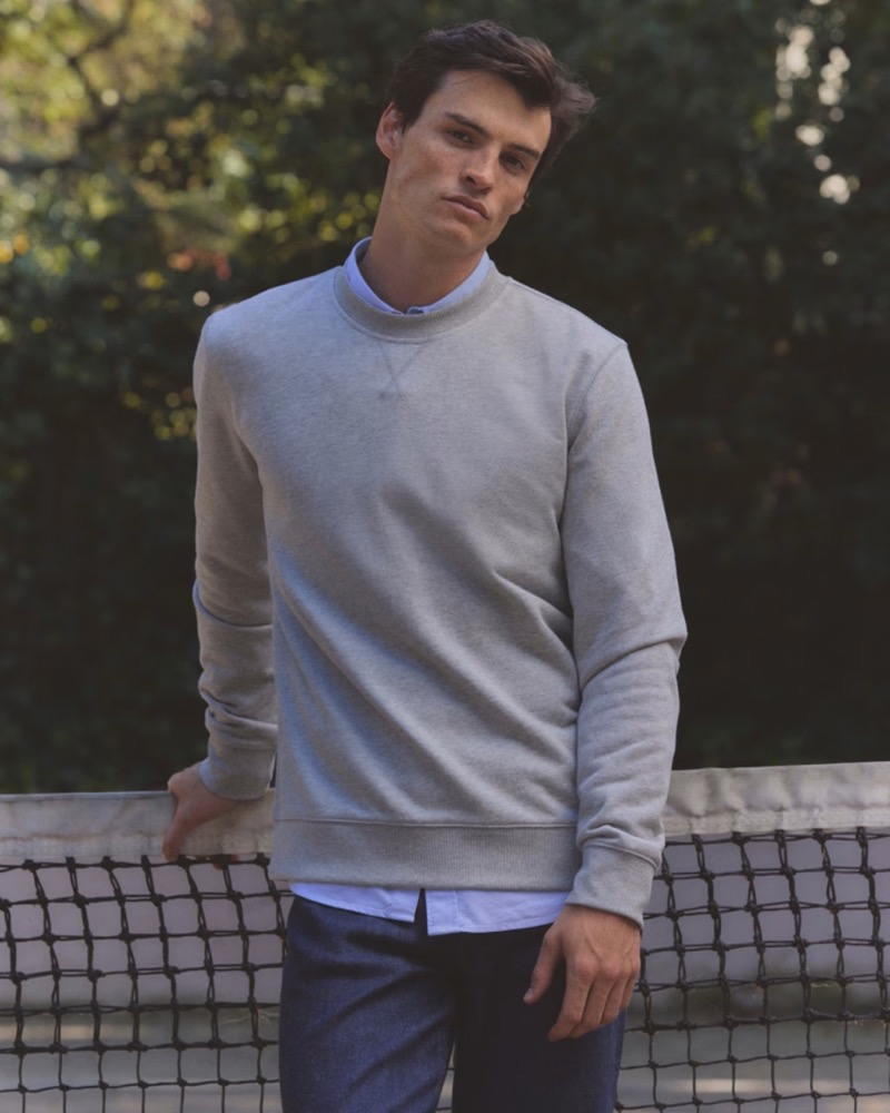 Model Gabriel Jayne is a preppy vision in Everlane’s Off-duty Terry Crew. 