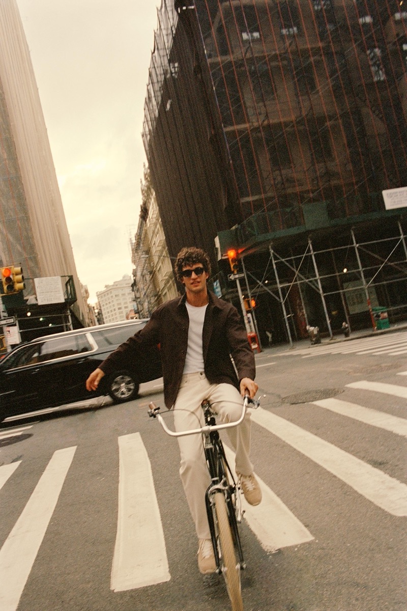 Wearing Zara on the go, Francisco Henriques enjoys a bike ride.