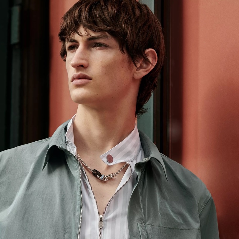 Anden Scudder models a Hermès chain necklace.