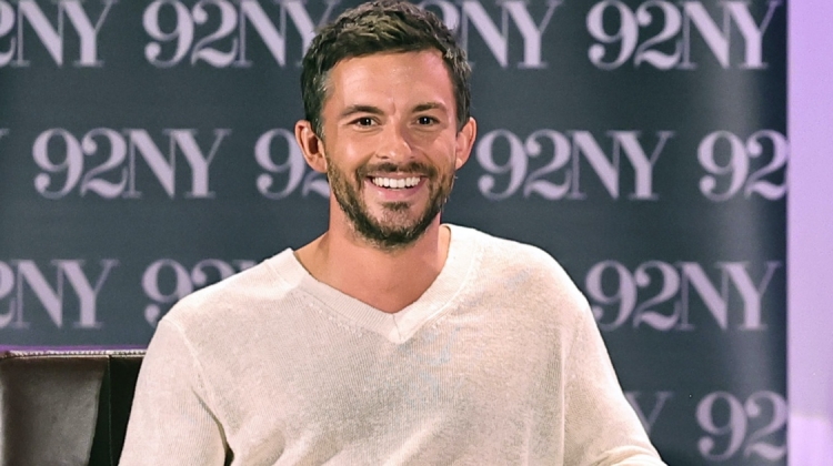 Jonathan Bailey’s Chic Summer Look from Banana Republic