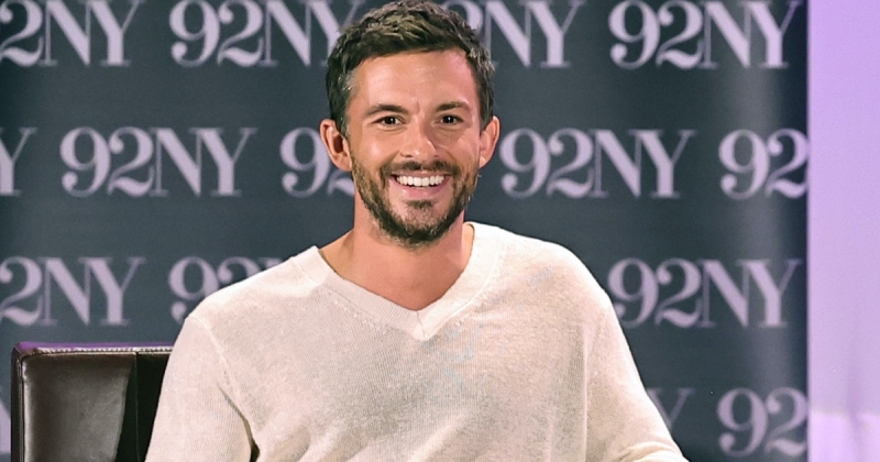 Jonathan Bailey 2024 Banana Republic Featured