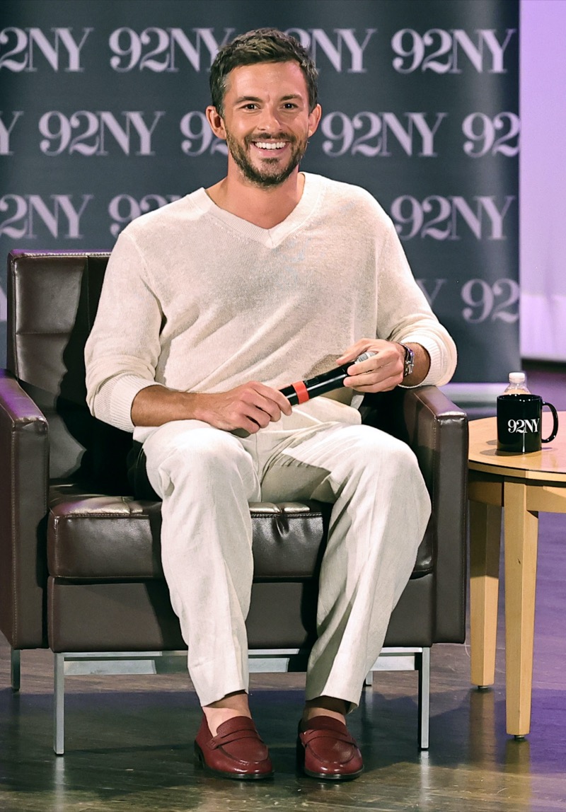 Jonathan Bailey wears a Banana Republic look for a conversation with 92NY.