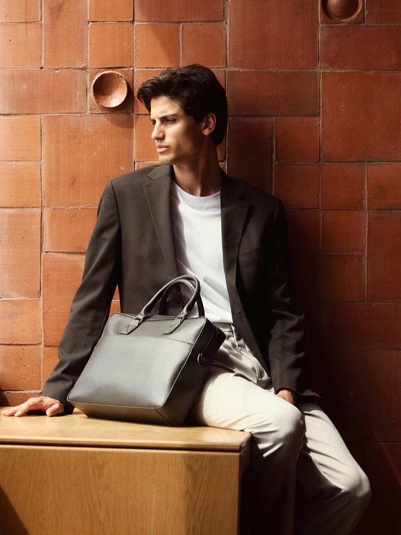 Reserved offers work bags such as the classic briefcase in faux leather.