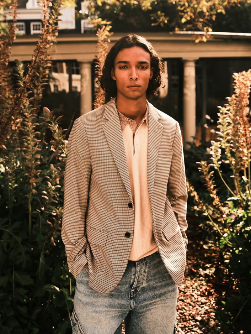 Model Djairo Mulder showcases Scotch & Soda’s yarn-dyed blazer. 