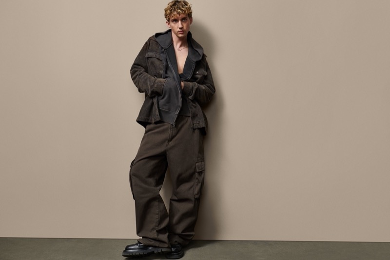 A trendy vision, Troye Sivan sports Gap’s latest fashions for the “Get Loose” ad. 