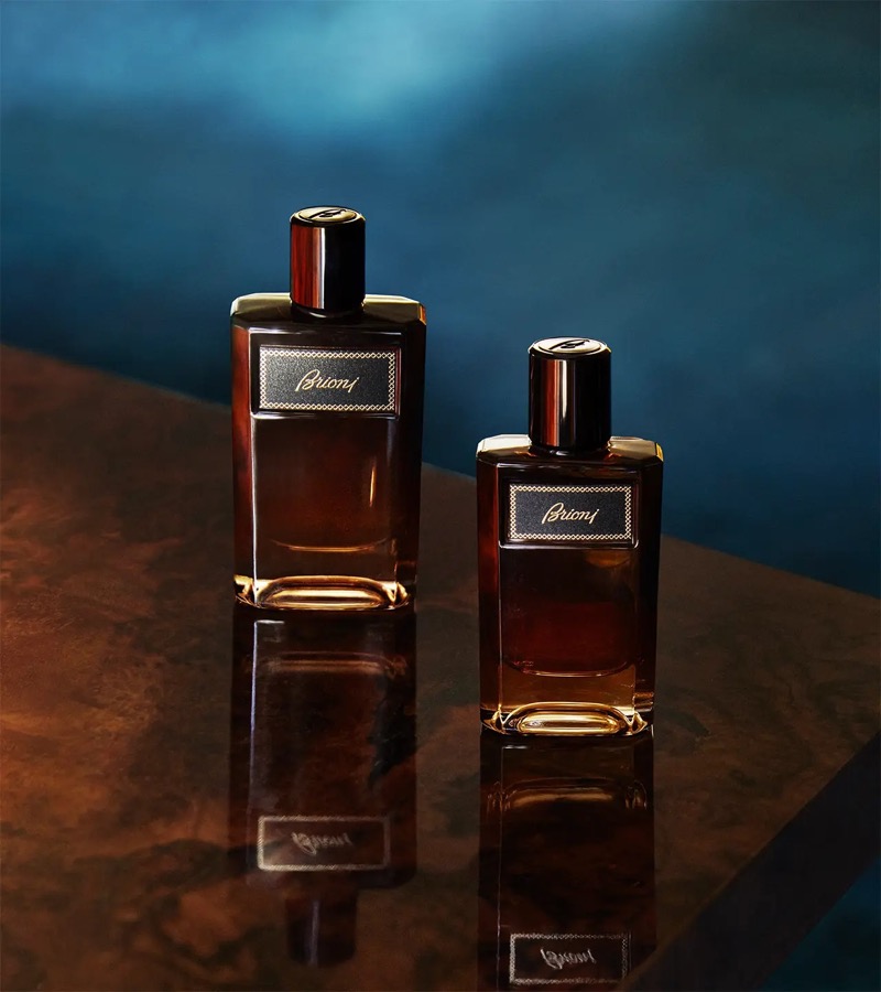 Brioni’s Eau de Parfum Suave features a fragrance that is ambery, leathery, and spicy.