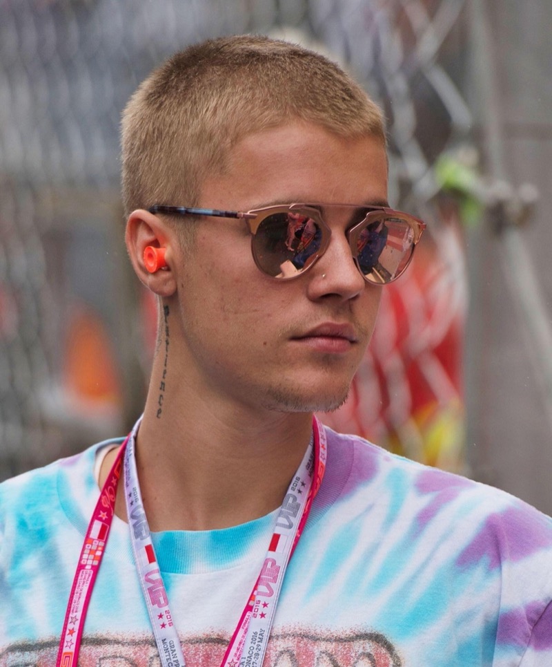 Justin Bieber keeps it simple with a relaxed, dirty blonde buzz cut that matches his casual, street-inspired look.