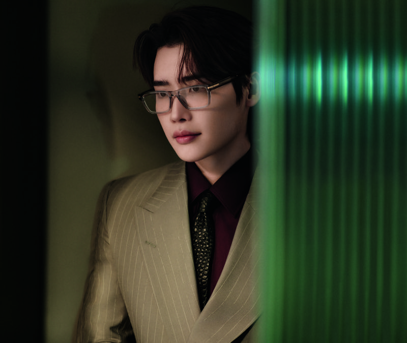 Actor Lee Jong-suk wears the BOSS 1739/F/SK optical glasses for the brand’s fall-winter 2024 advertisement.